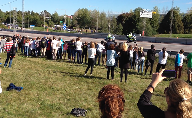 OneDirection Fans och andra kollar in Obama i Solna
