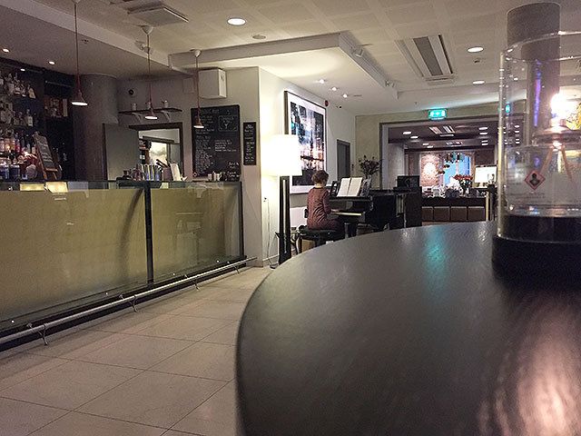 En stund i pianobaren på Marina Tower i Stockholm