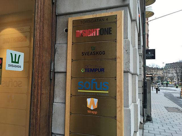 port med namnskyltar