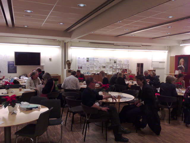 mediefolk runt bordet