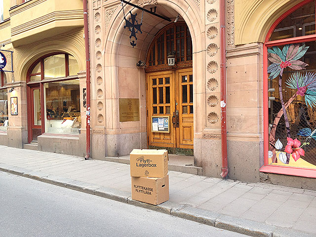 lådor på gatan