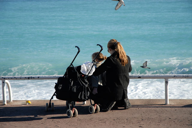 mamma och barn vid stranden